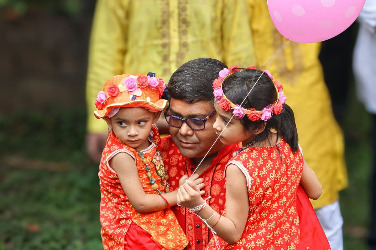ঢাকায় মেয়েদের সঙ্গে সময় কাটানো একজন বাবা; প্রতিনিধিত্বমূলক স্টক ছবি, আসক ফাউন্ডেশনের অনুষ্ঠান নয়